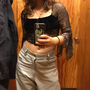 Mesh tröja med flared ärmar - Jättefin topp från Urban Outfitters i mesh tyg och sammet. I super skick!