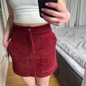 Manchesterkjol  - Fin vinröd manchesterkjol från h&m. Sparsamt använd. 