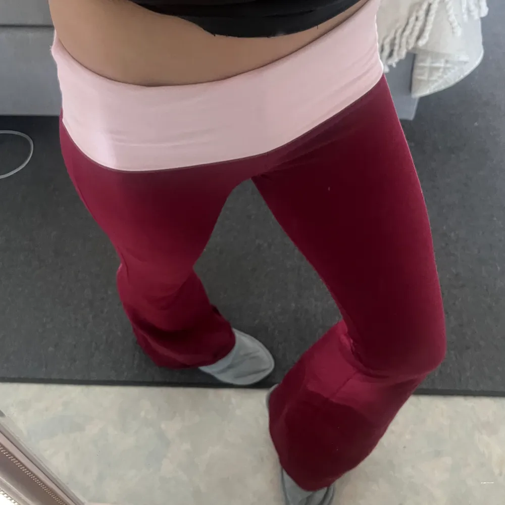Super fina yoga pants röd & rosa från edikted . Jeans & Byxor.