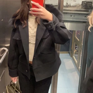 Meotine jacka svart  - Säljer min jätte fina svarta meotine jacka. Storlek xs/s Pris kan diskuteras 