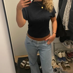 Jeans ljusblå  - Säljer pga för stora i midjan. Storlek 40.  Lågmidjade