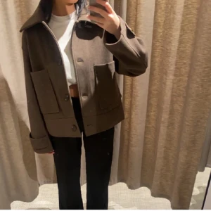 Kappa - Säljer min jätte fina kappa då den inte kommer till användning. Kappan är i bra skick och är inte använd så mycket. Köpt för 900 kr. Lånade bilder skriv privat för egna bilder. Kappan är i storlek xs men passar större storlek också.