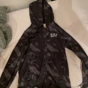 Ea7 kofta - Fin tröja i bra skick. Priset kan diskuteras 