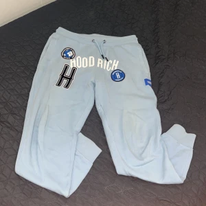 Hoodrich byxor - Helt ok skick litet håll i back som knappt syns Storlek L passar även M 