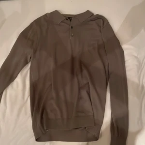 Masimodutti tröja  - Säljer en helt oanvänd massimodutti tröja som är i en unik färg och väldigt bra passform. Storleken är m men passar både m och s. Priset går att diskuteras 