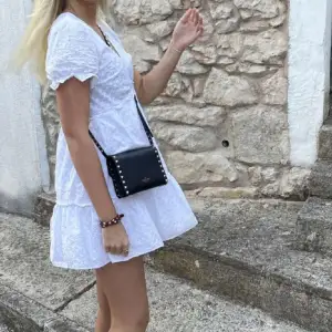 Hej, nu säljer jag min vita zara kläning. Perfekt nu inför sommaren, använt endast en gång. Hör av er om ni är intresserade eller undrar över något 💕💕 (Lånad bild)