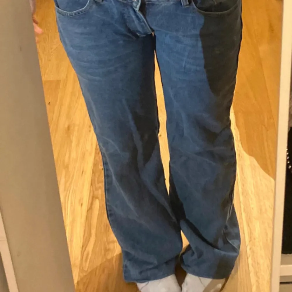 Supersnygga lågmidjade jeans med vida ben. Finns ingen lapp kvar men den passar någon med storlek S.. Jeans & Byxor.