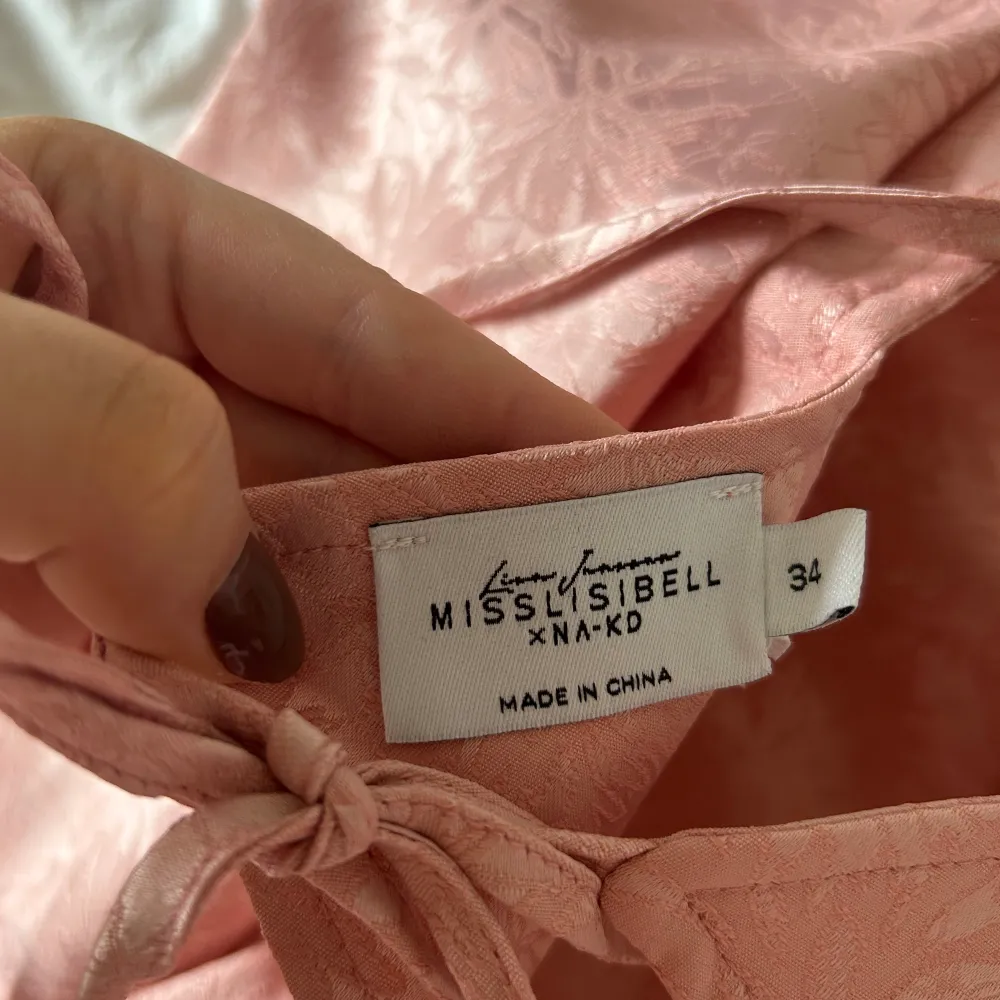 Finaste rosa klänningen från misslisibell x NA-KD som är helt slutsåld och finns inte att köpa längre. Fint mönster och knytning i ryggen. Använd 1 gång.. Klänningar.