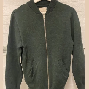 A Day’s March -  Zip Tröja - Halloj! Säljer nu denna stiliga zip-tröja pga att den är för liten för mig.  Otroligt trevligt material!  Storlek M men sitter mer som en S.  Frågor? PM!  //Vilgot