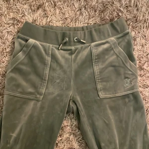 juicy couture - Så sköna mjukisar från Nelly (juicy couture)! Säljer dem då jag aldrig använder dem längre, inga defekter och ser nya ut! (köptes i 2022 för 1,100) pris kan jättegärna diskuteras!❤️‍🔥❤️‍🔥