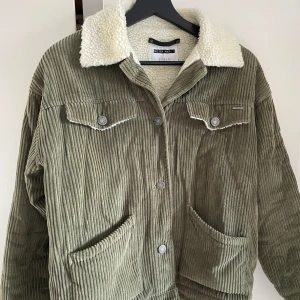 Höst/vår jacka i Manchester med Teddy inuti🥰 - Sparsamt använd, från Noisy May i storlek XS men passar även mig som är S. 