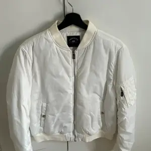 Crocker jacka i vit som passar att bära under våren och hösten. Använd några gånger men hängt länge i garderoben. 