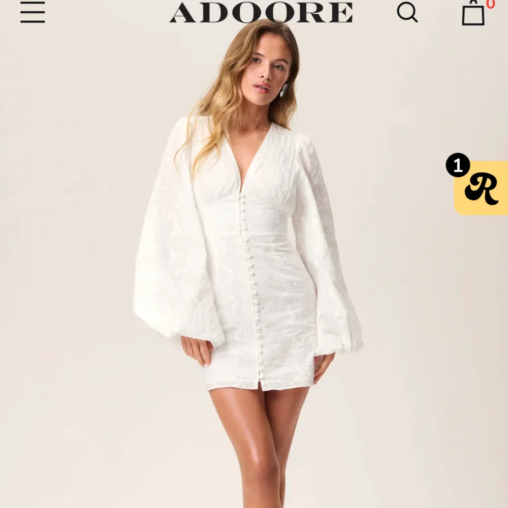 Jag säljer den populära klänningen från Adoore i modellen Florens då den tyvärr är för liten för mig. Den är ny, aldrig använd och endast provad därav att lapparna fortfarande är kvar. Detta är en jättefin klänning till dig som ska ta studenten!. Klänningar.