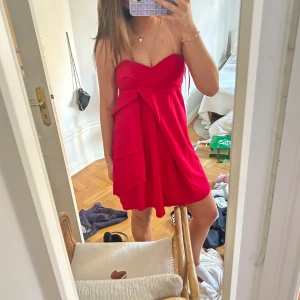 Miniklänning - Så fin röd rosa klänning från COS med snygga detaljer. Perfekt till sommaren! 