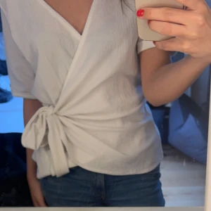 Topp med knyting - Så fin topp från NA-KD som man knyter❤️använd fåtal gånger men köpt för ett bra tag sedan, säljs pga att den inte används längre då den är lite för stor