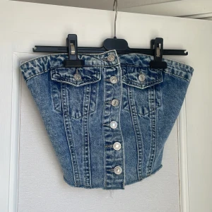 Jeans topp✨ - Snygg blå jenas topp, perfekt till sommaren😍säljer den då jag har två likadana. Endast använt 1 gång därav fint skick✨