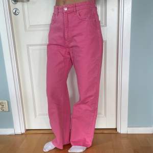 Snygga rosa jeans som bara använts några få gånger. Byxorna är bara något skrynkliga på bilden 💗