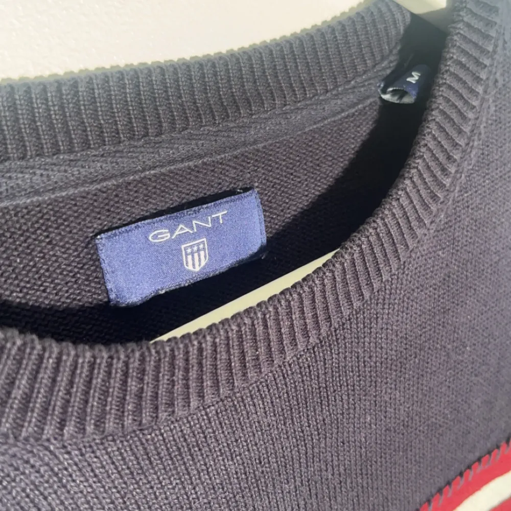 Gant Sweatshirt i mörkblå färg  Skick: 8/10  Storlek: M . Hoodies.