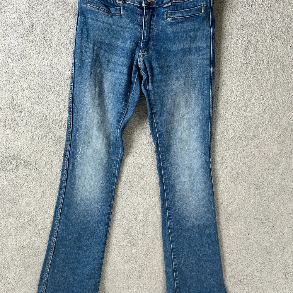 Jag säljer mina h&m jeans för att dom är för korta, storleken är 158 och de är low waist och bootcut. Skick 8/10. Jag köpte dom för 279:- och säljer nu för 150:- el. högstbjudande. Jeans & Byxor.