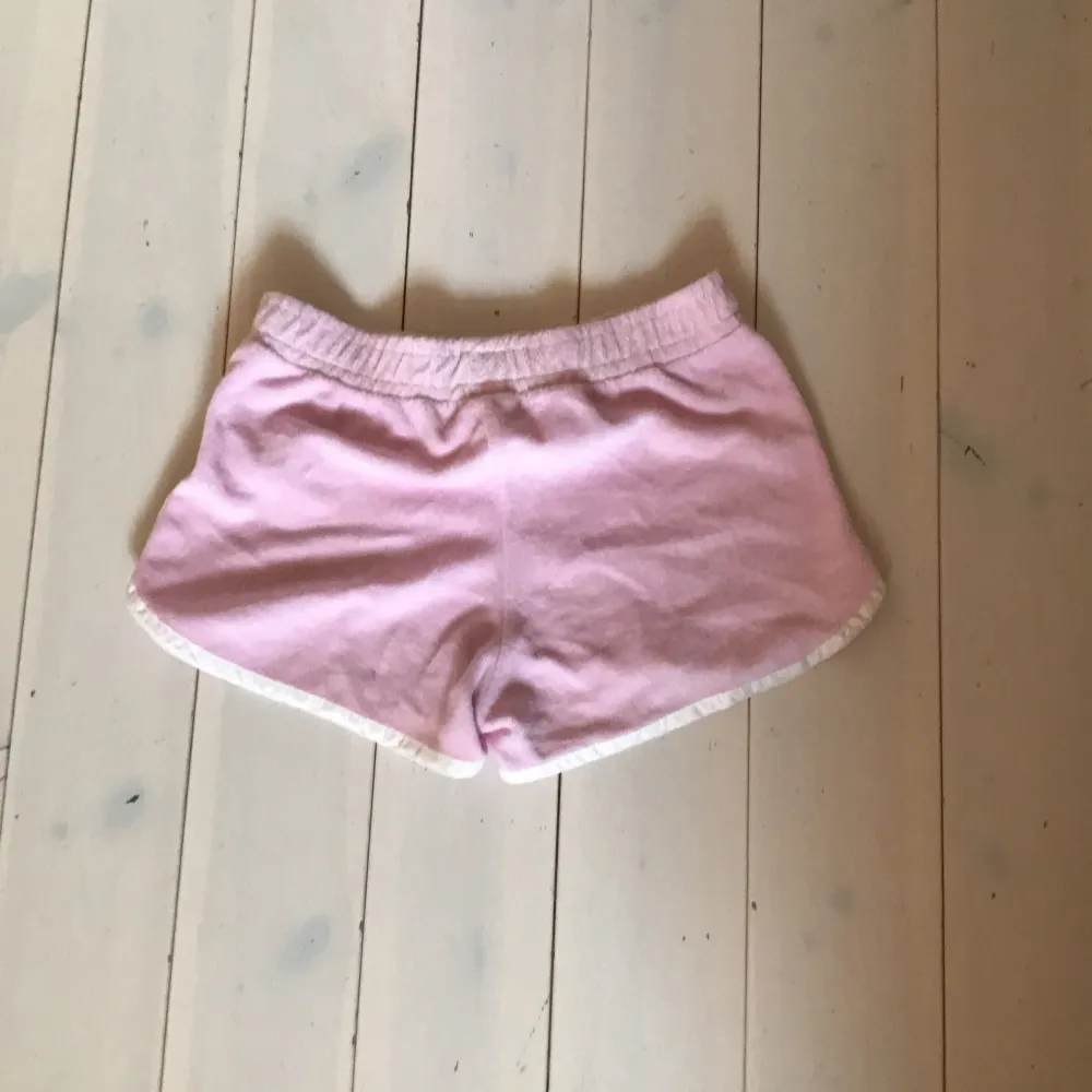 Rosa shorts i handducks material som används endast två gånger ungefär, perfekt till stranden. Kolla min bio! . Shorts.