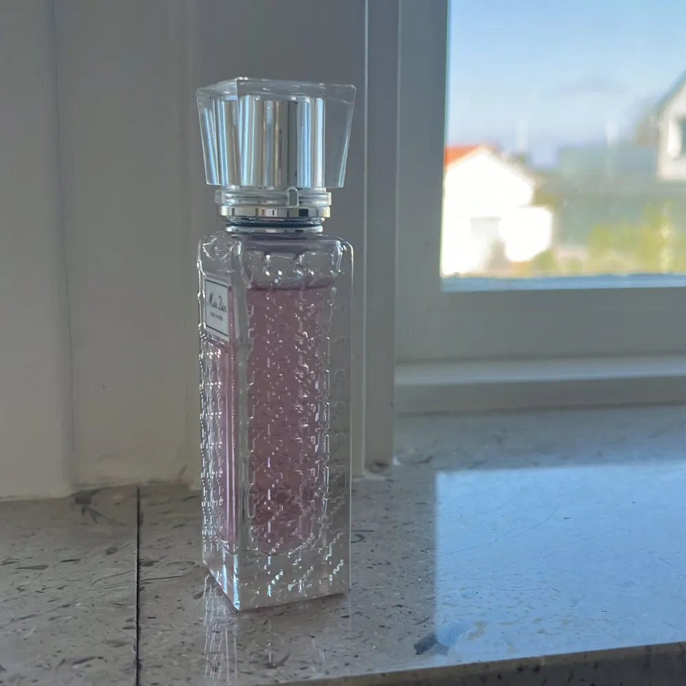 Miss dior parfym säljs. Den är använd 1 gång (nyskick) Luktar väldigt gott som passar perfekt till sommaren. Nypris 660kr.. Accessoarer.
