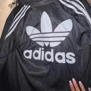 Adidas hoodie  - Svart adidas hoodie 🤍 8/10 i skick 🤍 Passar S-M 🤍 Skriv vid intresse eller för fler bilder! 🤍