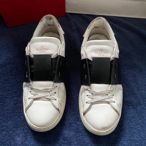 Valentino skor - Feta valentino skor som har mycket kvar att ge || skick 6,5/10 || allt og medföljer (se sista bild) || hör gärna av dig vid frågor eller funderingar || Mvh || (äkta)