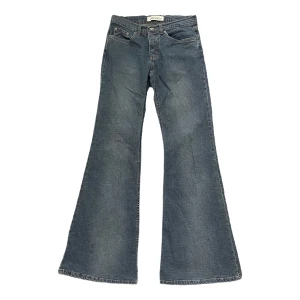 Lågmidjade bootcut jeans - Supersnygga lågmidjade jeans😍 Knappt använda då de var lite små på mig. Innerbenslängd: 83cm Midjemått: 37cm tvärstopp 