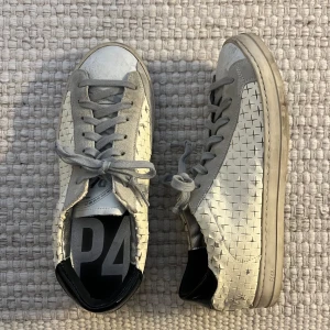 Sneakers från P448 - Sneakers i gott skick. Storlek 39. Nypris ca 2500kr. 