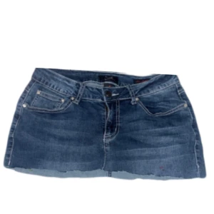 Mini kjol - minikjol med detaljer på fickorna, säljer  pga av den nt kommer t avnändning, står storlek 6 alltså XS-M, den är lågmidjad och de är ett par jeans från början som är klippta, bara o fråga om de något mer💕