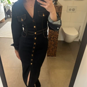 Denimklänning Blå - Säljer denna blå denimklänningen ifrån Zara, aldrig använd. Sitter supersnygg och går till mitten av vaden på mig som är 167. 