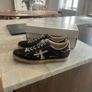 Premiata Skor - Ett par mörkgröna Premiata skor, storlek 43. Näst intill nyskick, ej större tecken på användning. Nypris ca 3000kr, box tillkommer. Perfekta till vår och sommar. Hör av er vid frågor.
