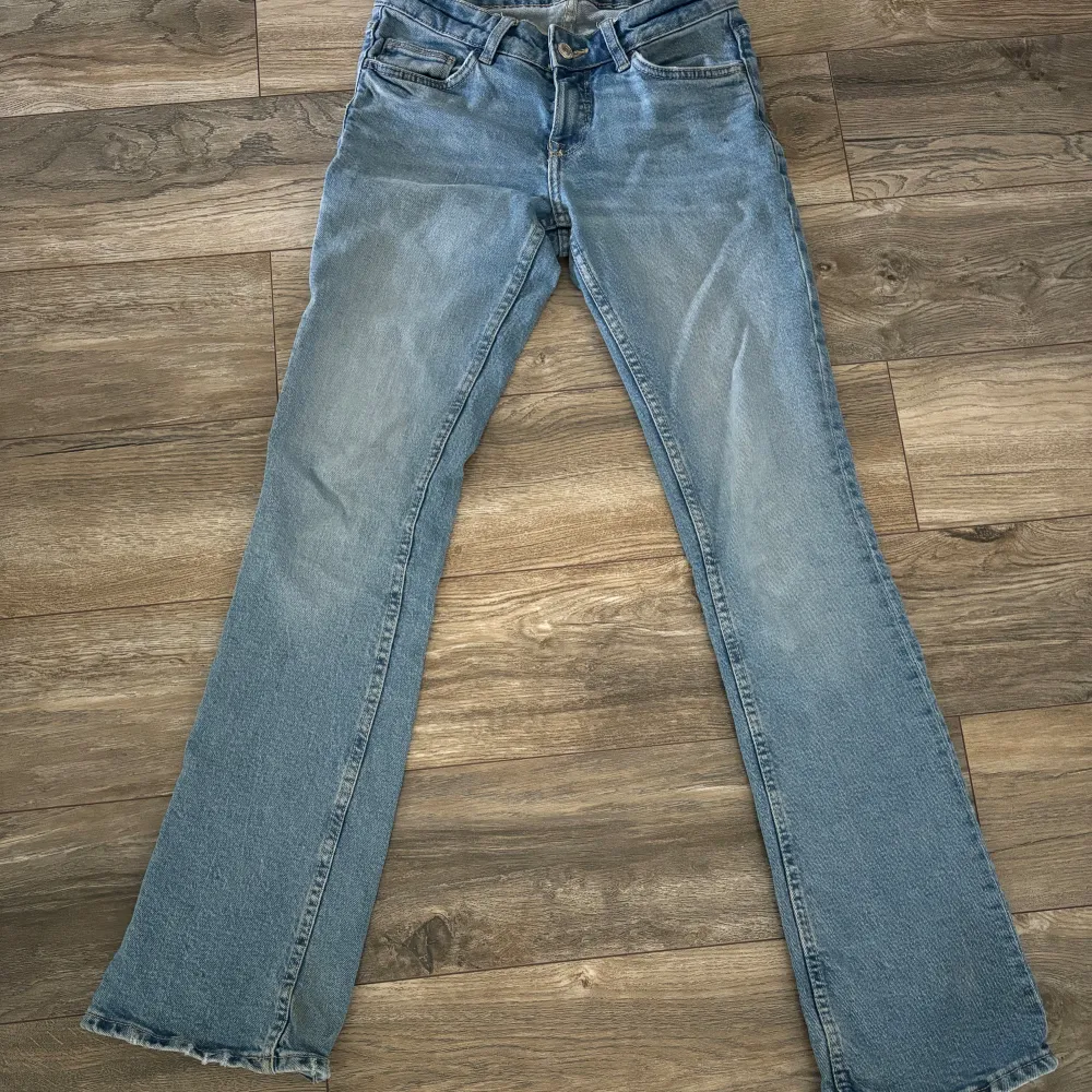 Säljer jättefina blå jeans. Är storlek 36 men sitter som 32💕. Jeans & Byxor.
