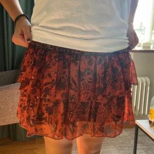 Säljer as snygg kjol!! - Säljer denna as snygga zara kjolen som är slutsåld överallt!! Passar nästan alla storlekar då den har resor i midjan! (Lånade bilder)