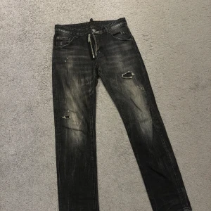 Dsquared 2 jeans Svarta  - Hej säljer nu dessa jeans då denimet längre passar mig.  Dsquared 2 Cool Guy Jean  Storlek: 46 (S-M)  Pris: 2000kr (nypris 5800kr) Skick:8/10