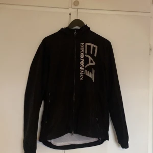 Vindjacka - EA7 windbreaker storlek M, använd 3 gånger. En väldigt bra jacka som passar med mycket, är vattentät och windproof. Pris kan diskuteras vid snabbaffär.