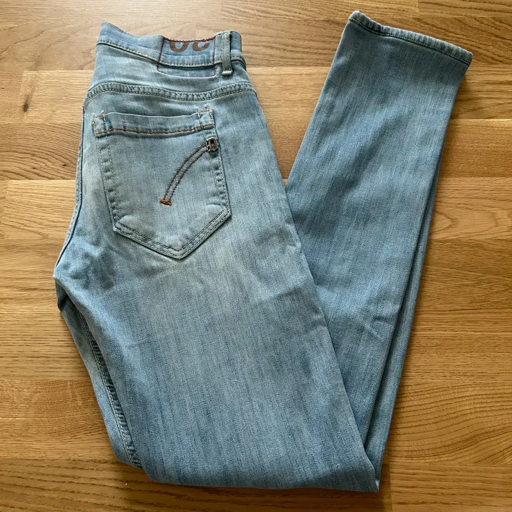 Ett par fräscha Dondup Jeans till våren och sommaren! Skick 8/10. Modell George, storlek 30, passar bra för någon som är runt 1,65-1,70. . Jeans & Byxor.