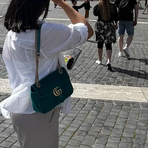 Äkta gucci väska - Säljer den här äkta gucci väskan som inte längre säljs. Skriv för fler bilder💕pris 7000kr 💕