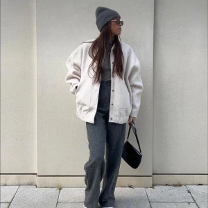 Vit jacka - Säljer denna vita bomberjacka i ull. Superfint skick och knappt använd. Storlek S