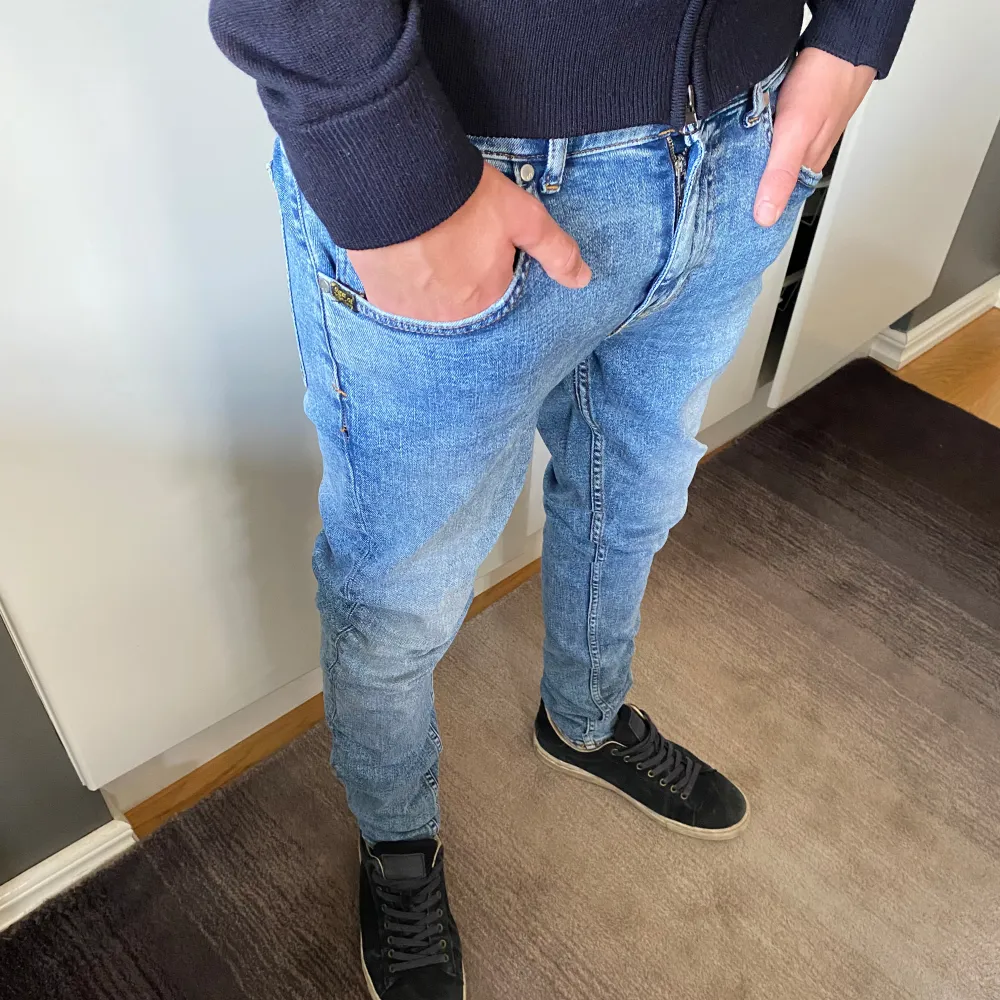 Säljer nu dessa Tiger of Sweden jeans i nyskick. Modellen är ca 180 cm lång. Bara att höra av er vid frågor eller funderingar. Jeans & Byxor.