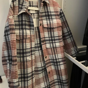 Kappa Från Zara - Jättefin och skön oversized kappa från Zara. Väldigt bra skick