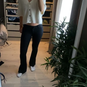 Lågmidjade jeans - Lågmidjade jeans ifrån crocker med en slits på sidan. De är i strl 27 och skulle säga att de sitter som en 34🥰💕