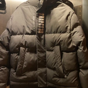 Trapstar jacka - Köptes i oktober 2023 av nosaucetheplug, användes under vintern och märker redan att jag kommer växa ur den tills nästa vinter, den passar dock just nu, är själv 180cm, 80kg. Finns ett litet hål under ena armhålan som enkelt går att sy annars perfekt