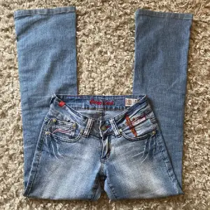 OBS! Dragkedjan på gylfen är trasig, alltså går den ej att stänga. Väldigt små jeans för övrigt som är köpta här på Plick :).