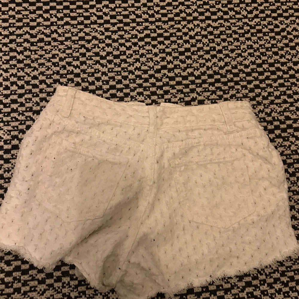 Säljer dessa as snygga shorts som är köpte på en butik i Italien, lappen år kvar och de är aldrig anvönda pga att de va försmå för mig (de sitter mer som en xs-s än m!)💕❤️. Shorts.