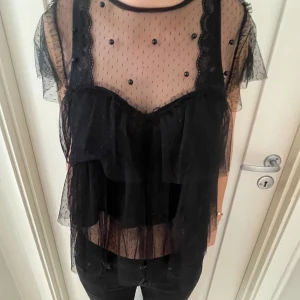 Zara topp - Superfin festtopp från Zara! Storlek M men passar mig som brukar ha XS/S💕 Pris kan diskuteras vid snabb affär! 