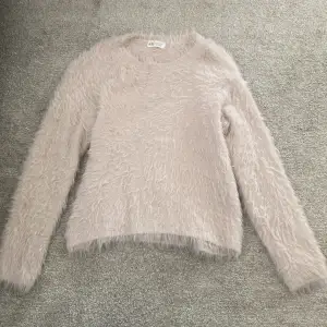 Ljus rosa fluffig tröja från H&M i storlek 146-152 i ljus rosa i helt ok skick 