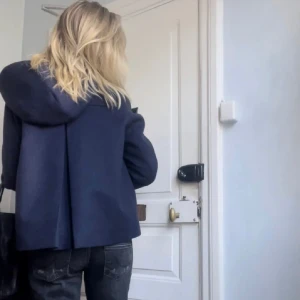 Cos kappa - Säljer denna superfina kappan/jackan ifrån cos, perfekt nu i vår!🤩