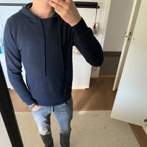 Kashmir hoodie - Hej säljer min Kashmir hoodie från John henric. Hoodien är i bra skick förutom att den har gått sönder vid halsen men inget man tänker på när man har på sig den.