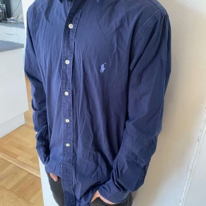 Polo Skjorta! - Tja! Säljer denna super snygga Polo Skjorta som är i superbra skick. Priset går att diskutera vis snabb förhandling! Skriv om du har någon fråga. Gå in på min profil för att hitta andra kläder och skor i andra färger och storlekar!